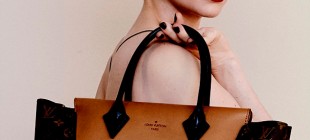 Louis Vuitton  lança duas novas bolsas e Michelle Williams é a estrela da campanha